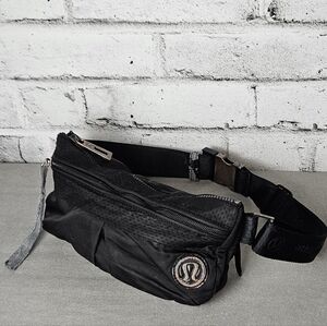 Lululemon Black Belt Bag Waist Pack Crossbody Logo Zip Athletic